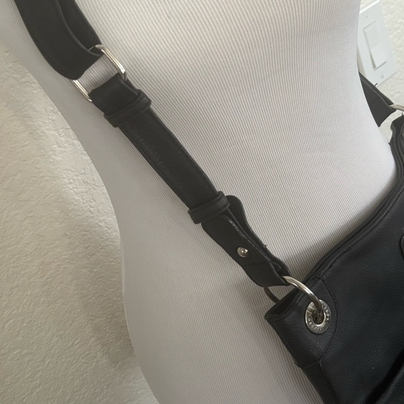 Rosetti Black Crossbody Bag with Adjustable Strap and Casual Design - Picture 5 of 11